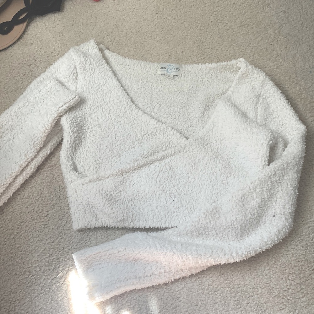 Small Jun&Ivy white cropped sweater cross in front
